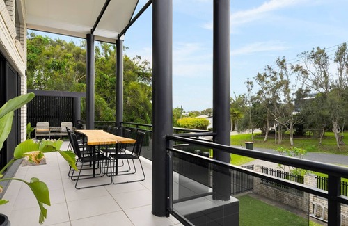 Arrawarra Headland House | Pipe Dreams offers an idyllic retreat, nestled just steps from the stunning Ocean View Beach.