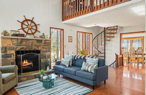 East Stroudsburg House | Pirate-Themed Lakefront Home w Kayaks Game Room Views Hidden Treasure Hunt