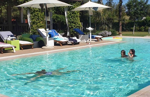 Galatina Villa | Piscina a sfioro riscaldata, tennis, area benessere, wifi nel cuore del Salento!