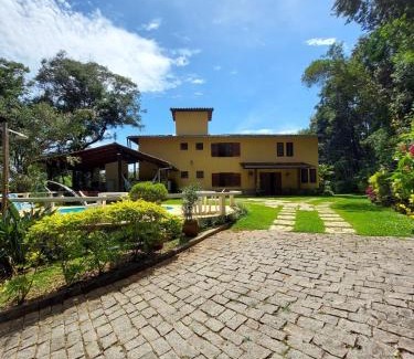 Sao Sebastiao das Aguas Claras House | PISCINA AQUECIDA, 5 SUÍTES, trilha privativa até o riacho, Wi-fi, estacionamento, ampla área externa cercada de natureza exuberante - 200m do vilarejo