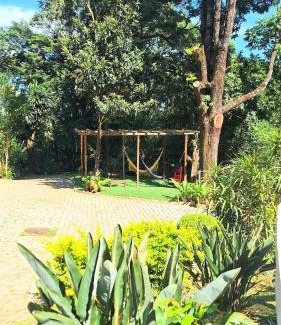 Sao Sebastiao das Aguas Claras House | PISCINA AQUECIDA, 5 SUÍTES, trilha privativa até o riacho, Wi-fi, estacionamento, ampla área externa cercada de natureza exuberante - 200m do vilarejo