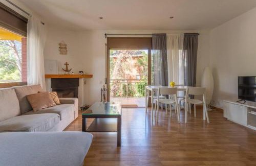 Castelldefels Apartment | Piscina, parking y relax!