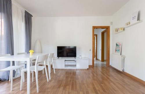 Castelldefels Apartment | Piscina, parking y relax!