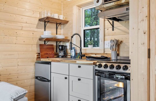 Brevard Cabin | Pisgah Peak-Brand New, Epic Views! Dog Friendly