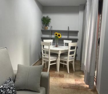 Huelva Apartment | PISO EN EL CENTRO DE HUELVA SILENCIOSO Y CON GRAN PATIO, Calle La Paz