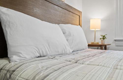 Shadyside House | Pittsburgh Shadyside 3D Cozy and Stylish Private Bedroom with Shared Bathroom