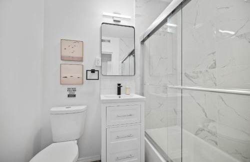 Shadyside House | Pittsburgh Shadyside 3D Cozy and Stylish Private Bedroom with Shared Bathroom