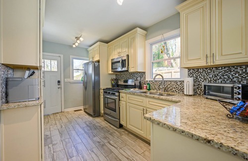 Hapeville House | Plan A Trip To Georgia Aquarium In This Comfy 3BR