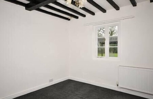 Mynydd Isa Cottage | Plas Bellin Cosy Cottage Kitchen & Bath Wi-Fi & TV Pet-Friendly