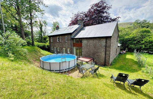 Crickhowell House | PLAS GLYNDWR, family friendly, with a garden in Crickhowell