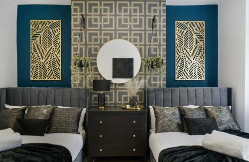 Gravesend Apartment | Platinum Grove B Modern Flat, 2 Beds with Free Parking