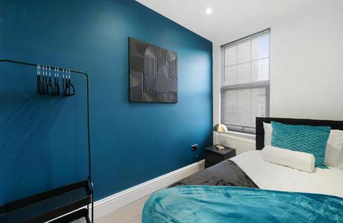 Gravesend Apartment | Platinum Grove B Modern Flat, 2 Beds with Free Parking