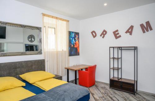 Enns House | PLAZA ROOMS & APPARTEMENT - Café & Bar