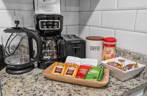 Central Arlington Apartment | Pleasant 1BD: AT&T Walkable, Inviting & Lovable!