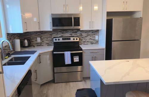 Brooklands House | Pleasant home with snazzy finishing. Proximity to the airport and downtown