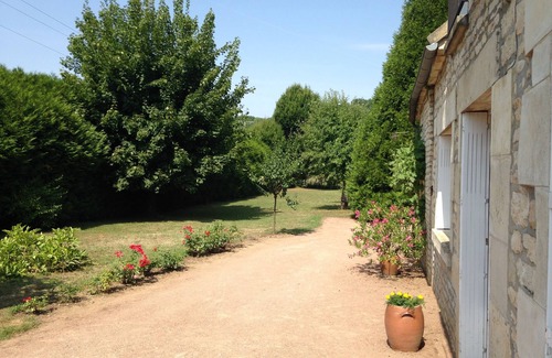Armes House | Pleasant house with calm on large garden located at 100m of Yonne river