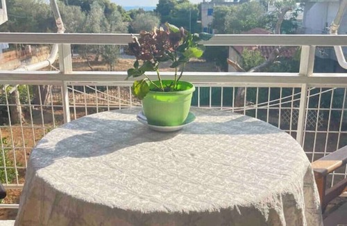 Saronida Apartment | Pleasant studio with balcony near the sea