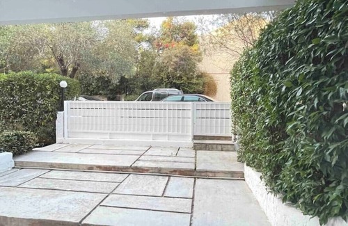 Saronida Apartment | Pleasant studio with balcony near the sea