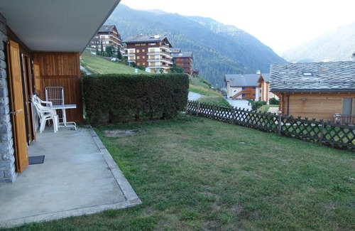 Salins Apartment | Pleasing apartment with patio in hills