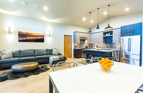 Bend House | Plush beds ~ heated resort pool ~ hot tub ~ Tetherow/Bend/Bachelor ~ wifi ~ 🐶