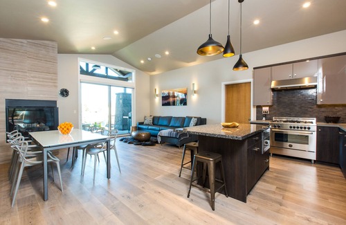 Bend House | Plush beds ~ heated resort pool ~ hot tub ~ Tetherow/Bend/Bachelor ~ wifi ~ 🐶