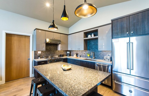 Bend House | Plush beds ~ heated resort pool ~ hot tub ~ Tetherow/Bend/Bachelor ~ wifi ~ 🐶