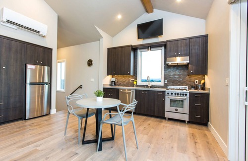 Bend House | Plush beds ~ heated resort pool ~ hot tub ~ Tetherow/Bend/Bachelor ~ wifi ~ 🐶