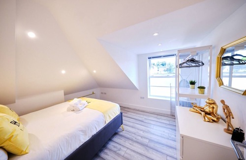 Sutton Central Apartment | Pluxa Lemon Quartz 1 Bed Apartment in Sutton