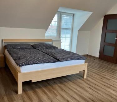 Zlonice Apartment | Podkrovní apartmán se společným bazénem