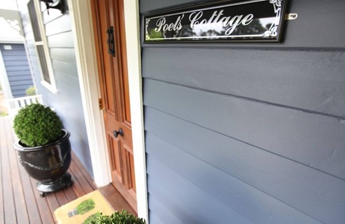 Wentworth Falls House | Poet’s Cottage Fireplace, Spa Bath + Scenic Treks