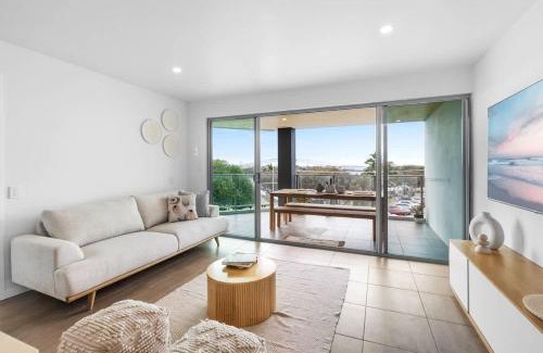 Buddina Apartment | Point Cartwright Penthouse - Ocean and River Views