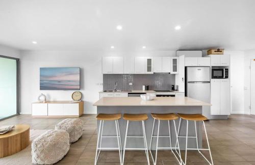 Buddina Apartment | Point Cartwright Penthouse - Ocean and River Views