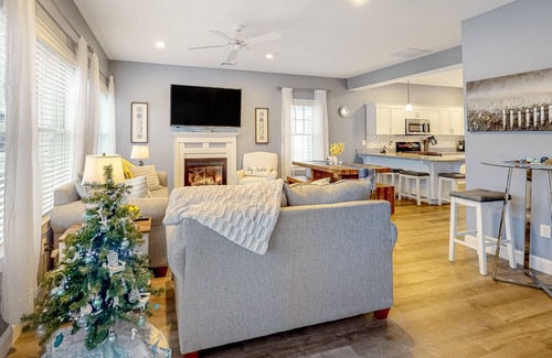 Arundel Cottage | Polished home near the Kennebunks with pool, gym & game room