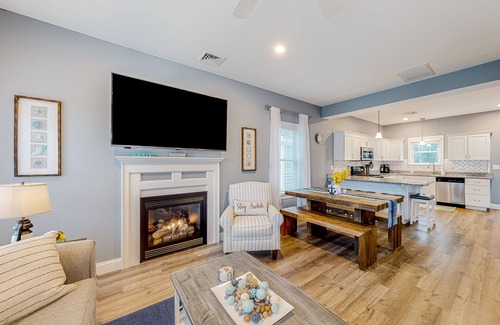 Arundel Cottage | Polished home near the Kennebunks with pool, gym & game room