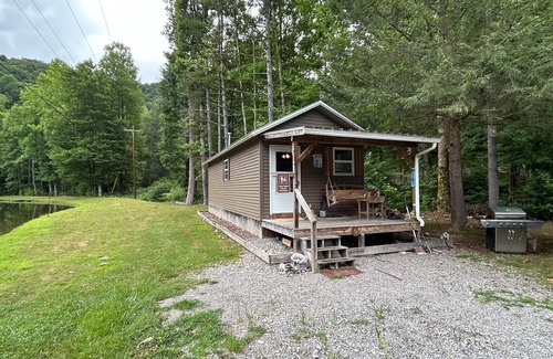 Northern Cabin | Pondside cabin next to a river with kitchen and bath. Kid/Pet Friendly. Roku TV