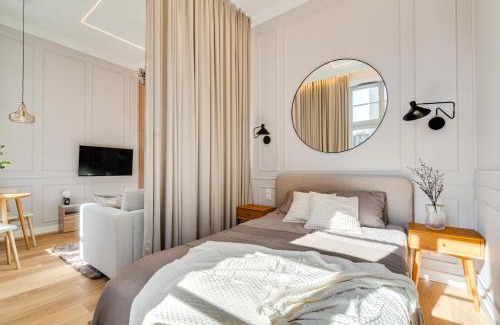Srodmiescie Apartment | Poniatowskiego Parkside Studio~Parking and lift