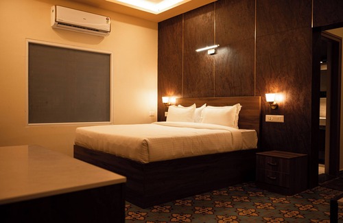 Mysore Hotel | Poojaris Niranthara Kabini