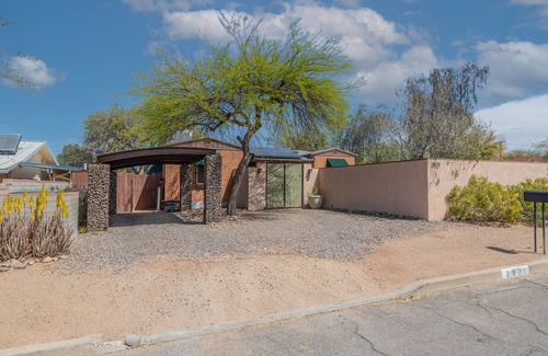 Blenman-Elm House | Pool AC Near UofA and hospital. Quiet, historical neighborhood. Upgraded