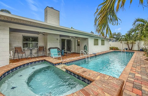 Boca Ciega Ridge Apartment | Pool Home in Seminole Florida
