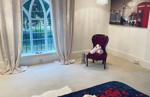 North Weald Other | Pool, hot tub, games room, bar! Near London, to stay or celebrations.