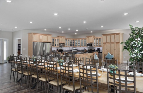 Branson House | Pool Opens March 10! Private Pool, Hot Tub, Arcade & more!