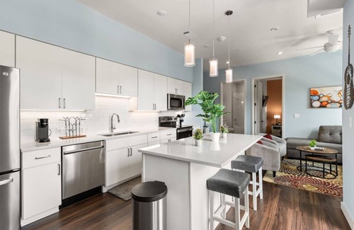 Edgehill Condo | Pool, Rooftop Deck, City View, Gym + Gated Garage