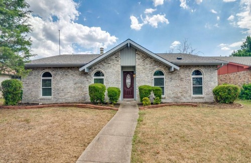 Northeast Carrollton House | Pool, Sauna & Wellness Retreat