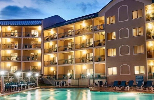 Lake Geneva Condo | Poolside Lookout at the Cove Hotel |Downtown Lake Geneva |Hot Tub |Walkable |Resort Game Room & Gym
