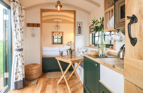 Redmile Cottage | POPPIE'S SHEPHERDS HUT AT SHEPHERDS LODGE RETREAT AND WELLNESS in Redmile