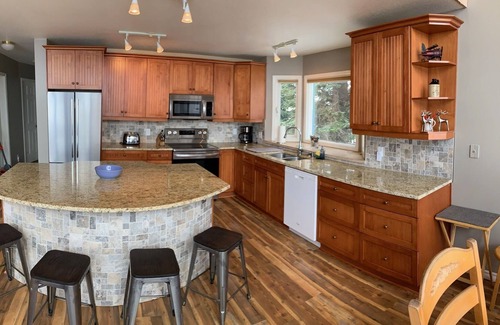 Silver Star Mountain Ski Chalet | Popular Ski Chalet with Gas Fireplace & Hot Tub backing onto Alpine chairlift
