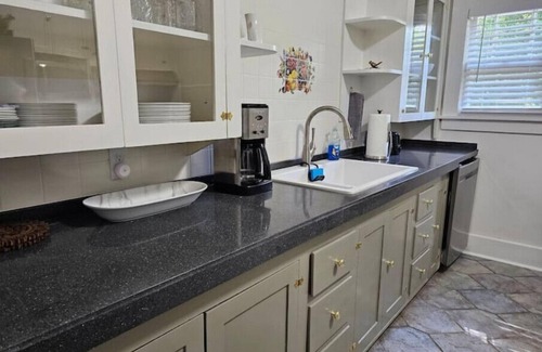 Springfield House | Porch Swing Place - Newly Renovated Charmn