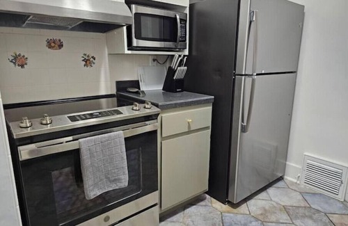 Springfield House | Porch Swing Place - Newly Renovated Charmn