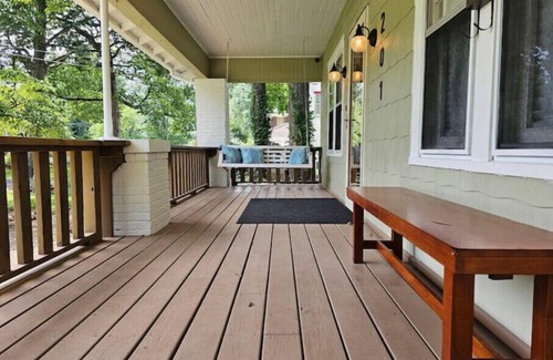 Springfield House | Porch Swing Place - Newly Renovated Charmn