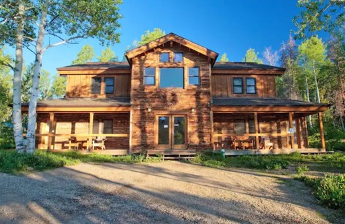 Clark Cabin | Porcupine Cabin - A Classy-Rustic Gem